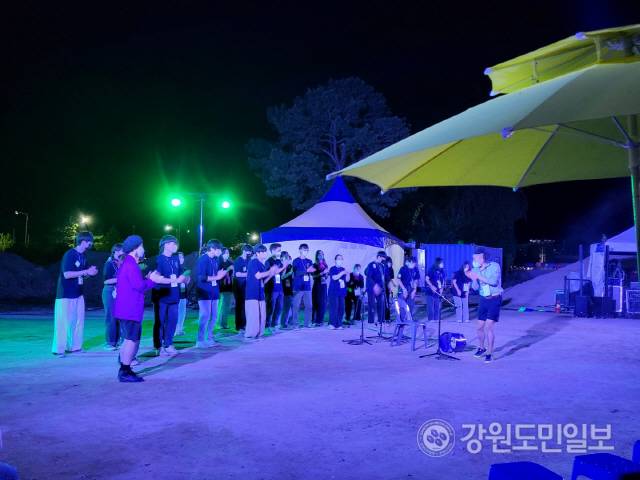 ▲ 춘천마임축제 도깨비 난장 첫째날 현장. 자원봉사자 깨비들이 모여 바디퍼커션을 즐기고 있다.