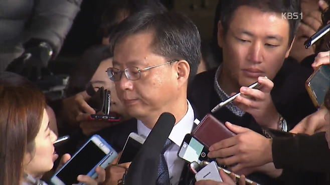 검찰청사 앞 소환조사 포토라인은 하나의 ‘수사 이벤트’로 여겨져 왔다. 우병우 전 민정수석이 서울중앙지검에 소환됐을 때 질문하는 KBS 기자를 노려보고 있다.