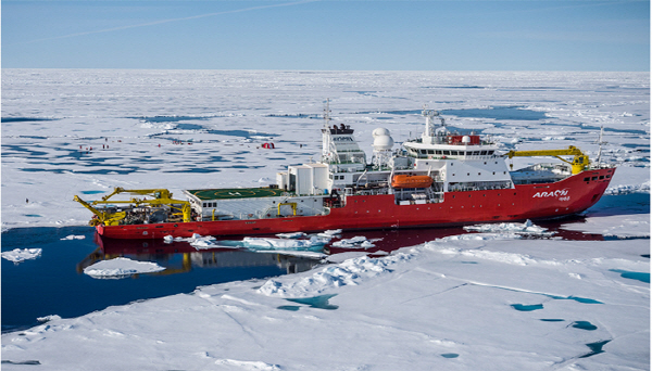 우리나라 첫 쇄빙연구선인 아라온호가 북극해 해빙을 뚫고 항해하고 있다.