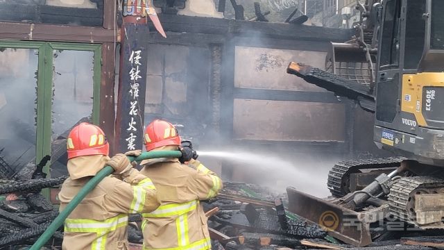 소방당국이 울진군 읍남리 소재 보광사 사찰로 번진 산불을 진화하고 있다. 경북소방본부 제공