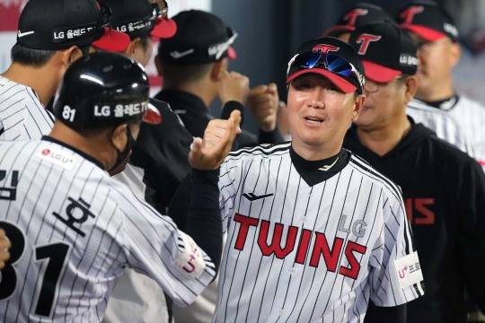 28일 삼성전 승리로 통산 100승을 올린 류지현 감독[LG 트윈스 제공]