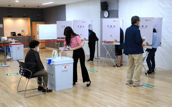 제8회 전국동시지방선거 사전 투표 이틑날인 28일 오전 서울 중구 다산동 주민센터에 마련된 사전투표소에서 유권자들이 투표하고 있다./사진=뉴스1