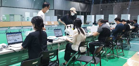 제8회 전국동시지방선거 사전 투표 이날인 28일 경북 포항시 북구 한마음체육관 사전투표소에서 유권자들이 신원 확인을 하고 있다. / 사진=뉴스1 최창호 기자