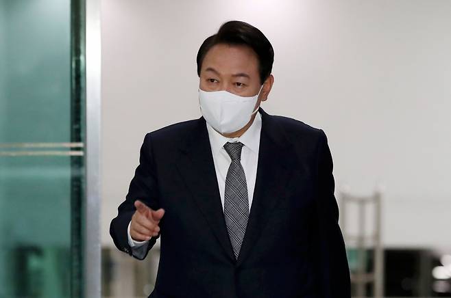 윤석열 대통령은 야당이 영수회담을 제안한 것과 관련해 추가경정예산안이 통과되면 언제든 응하겠다는 입장을 밝혔다. 사진은 27일 오전 용산 대통령실 청사로 출근하고 있는 모습. [연합]