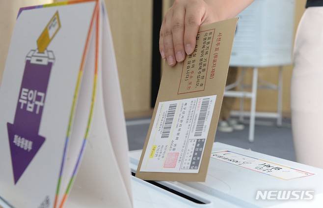 [울산=뉴시스] 배병수 기자 = 제8회 전국동시지방선거 사전투표 첫날인 27일 오후 울산 남구청 6층 삼산동투표소에서 한 유권자가 사전투표를 하고 있다. 2022.05.27. bbs@newsis.com