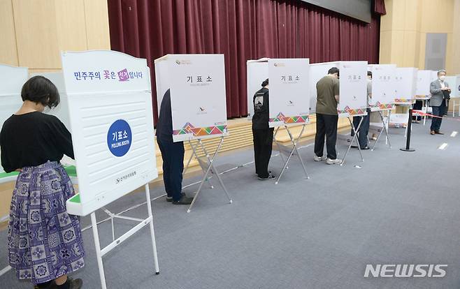 [울산=뉴시스] 배병수 기자 = 제8회 전국동시지방선거 사전투표 첫날인 27일 오후 울산 남구청 6층 삼산동투표소에서 유권자들이 사전투표를 하고 있다. 2022.05.27. bbs@newsis.com