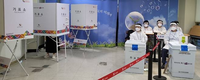 [대구=뉴시스] 고여정 기자 = 대구시 중구의 한 사전투표소에서 코로나19 확진자 투표가 시작됐다. 2022.05.28 ruding@newsis.com  *재판매 및 DB 금지