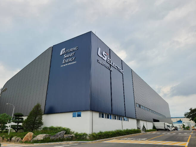LS일렉트릭의 청주 스마트공장은 지난해 말 일명 '다보스포럼'으로 불리는 세계경제포럼(WEF)으로부터 포스코에 이어 우리나라 공장으로는 두번째로 '세계등대공장(Lighthouse Factory)'에 선정됐다. LS그룹 제공