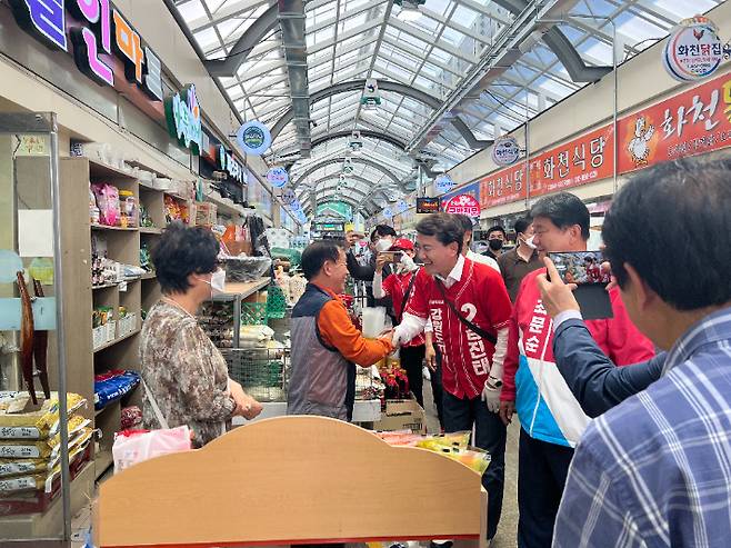 접경지역 전통시장을 돌며 지지를 호소하고 있는 김진태 국민의힘 강원도지사 후보. 김진태 후보 제공