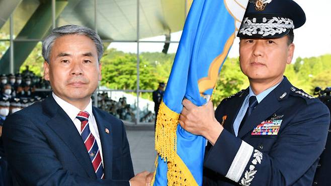 이종섭 장관으로부터 공군기를 받는 정상화 공군참모총장