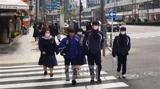 학교 수업을 마친 일본 도쿄의 중고생들이 무리를 지어 걸어가고 있다. 사진은 기사의 특정사실과 관련이 없음.김태균 기자