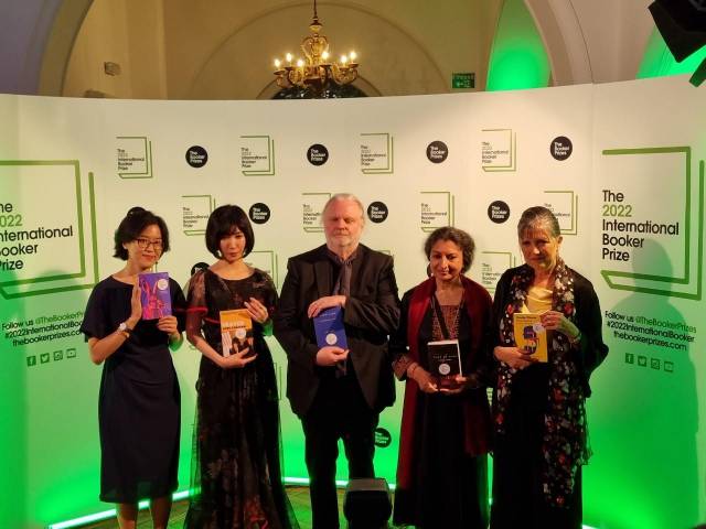 26일(현지시간) 영국 런던 이벤트홀인 원메릴본에서 열린 부커상 시상식에서 정보라 작가(왼쪽 첫 번째), 수상자인 인도 작가 기탄잘리 슈리(왼쪽 네번째) 등 올해 부커상 인터내셔널 부문 최종 후보 작가들이 기념 촬영하고 있다./사진제공=그린북에이전시