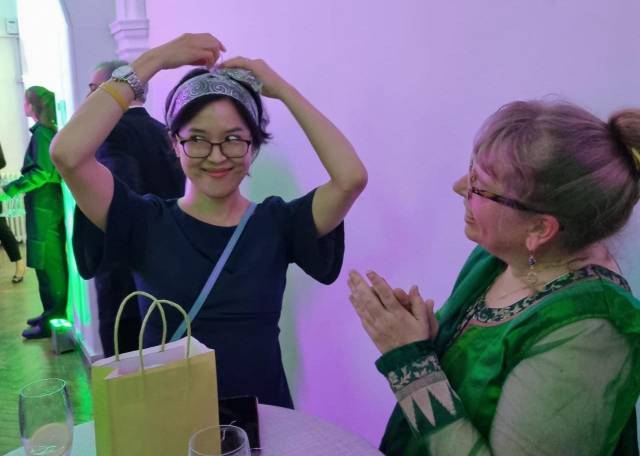 ‘저주토끼’로 부커상 최종후보에 오른 정보라 작가가 26일(현지시간) 영국 런던에서 열린 2022년 부커상 인터내셔널 부문 시상식에 참석해 자리하고 있다. 오른쪽은 ‘모래의 무덤\’을 번역한 미국 번역가 데이지 록웰./사진제공=그린북 에이전시