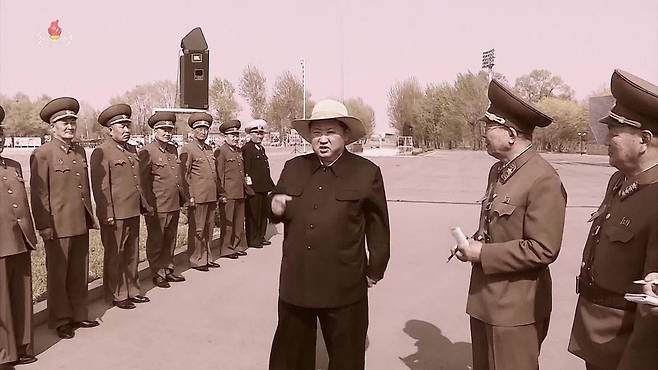 4월 열병식 리허설 직접 진두지휘한 김정은 (서울=연합뉴스) 조선중앙TV가 27일 4월 25일 열병식 준비과정이 담긴 새로운 기록영화 '조선의 존엄과 위용을 과시한 주체의 열병식'을 공개했다. 영화에는 열병식 초기 구상 단계부터 훈련과정까지 열병식 개최 전 과정에 세세히 관여하고 점검하는 김정은 국무위원장의 모습이 소상하게 담겼다.   
    [조선중앙TV 화면] 2022.5.27  [국내에서만 사용가능. 재배포 금지. For Use Only in the Republic of Korea. No Redistribution] nkphoto@yna.co.kr