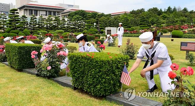 유엔기념공원 참배하는 한미 해군 장병 (부산=연합뉴스) 해군작전사령부와 주한미해군사령부 장병들이 26일 오전 부산 남구 유엔기념공원에서 미국 메모리얼 데이를 앞두고 6ㆍ25전쟁 당시 전사한 미군 참전용사들을 추모하고 있다. 2022.5.26 [해군작전사령부 제공. 재판매 및 DB 금지] handbrother@yna.co.kr