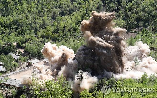 2018년 북한 풍계리 핵실험장 갱도 폭파 모습 [연합뉴스 자료사진]