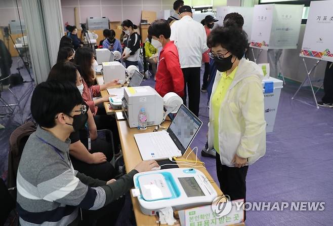 사전투표하는 유권자들 (인천=연합뉴스) 홍현기 기자 = 28일 오전 인천시 계양구 계산2동 행정복지센터에서 유권자들이 투표를 하고 있다. 2022.5.28 hong@yna.co.kr