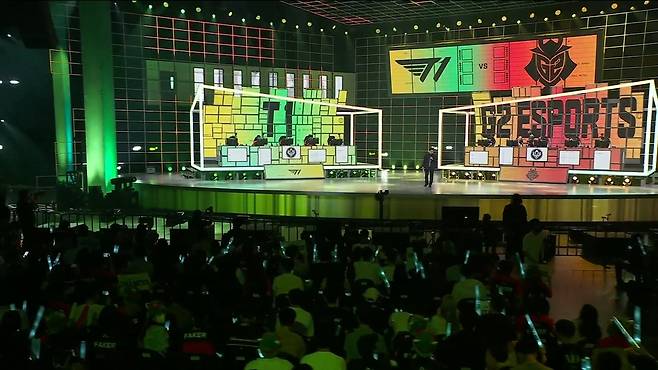 T1 대 G2 e스포츠     (서울=연합뉴스) 28일 부산 벡스코(BEXCO) 제1전시장에서 열린 한국 LCK 대표팀 T1과 유럽 LEC 대표팀 G2 간 경기 [LoL Esports 중계 영상 캡처. 재판매 및 DB 금지]