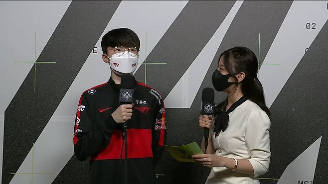경기 종료 후 인터뷰하는 T1 주장 '페이커' 이상혁(사진 왼쪽) [LoL Esports 중계 영상 캡처. 재판매 및 DB 금지]