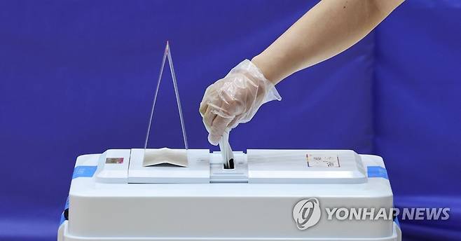 사전투표 시작...유권자의 선택은? (세종=연합뉴스) 김주형 기자 = 제8회 전국동시지방선거 사전투표 첫날인 27일 오전 세종시 반곡동 복합커뮤니티센터에 마련된 사전투표소에서 유권자들이 소중한 한 표를 행사하고 있다. 2022.5.27 kjhpress@yna.co.kr