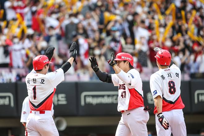 나성범, 쐐기 홈런 (서울=연합뉴스) KIA 타이거즈 나성범(가운데)이 28일 광주 기아 챔피언스필드에서 열린 SSG 랜더스와의 홈경기에서 5회 3점 홈런을 친 뒤, 동료들과 함께 기뻐하고 있다. [KIA 타이거즈 제공. 재판매 및 DB금지]