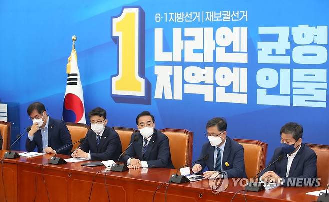 주요현안 기자간담회에서 발언하는 박홍근 원내대표 (서울=연합뉴스) 하사헌 기자 = 더불어민주당 박홍근 원내대표가 27일 오전 서울 여의도 국회에서 열린 주요현안 기자간담회에서 발언하고 있다. 2022.5.27 [국회사진기자단] toadboy@yna.co.kr