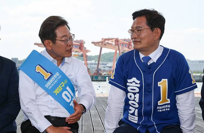 송영길 더불어민주당 서울시장 후보와 이재명 인천 계양을 국회의원 후보가 27일 경기도 김포시 고촌읍 아라 김포여객터미널 아라마린센터 앞 수변광장에서 열린 김포공항 이전 수도권 서부 대개발 정책협약식에서 대화하고 있다. (사진=국회사진기자단)