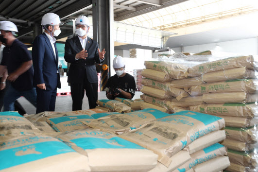 정황근 농림축산식품부 장관이 23일 인천 중구 대한제분 공장을 찾아 밀가루 수급 상황을 점검하고 있다. (사진=농식품부)