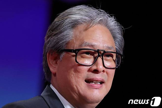 박찬욱 감독이 28일(현지시간) 프랑스 칸 ‘팔레 데 페스티벌’에서 열린 제75회 칸 국제영화제서 영화 '헤어질 결심'으로 한국 감독으로는 두 번째로 감독상 받은 뒤 수상 소감을 말하고 있다. © AFP=뉴스1 © News1 우동명 기자