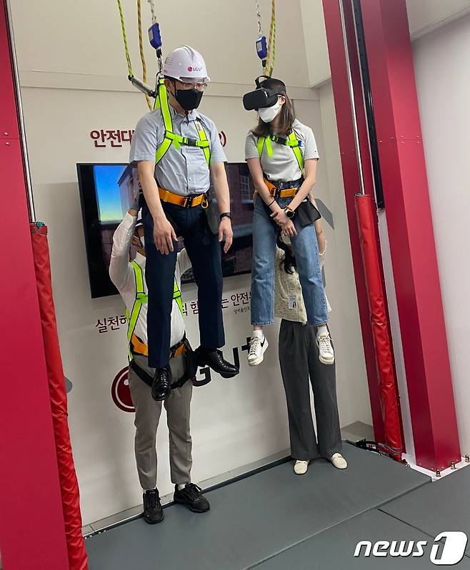 지난 26일 찾은 LG유플러스 네트워크 스쿨 안전 체험관에서 가상현실(VR) 기술을 적용한 안전 교육을 기자가 직접 체험해봤다. © 뉴스1 윤지원 기자