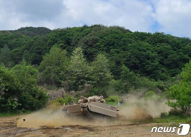 '레드백' 장갑차가 지난 27일 실시된 육군 시범운용 행사에서 험지를 달리고 있다. © 뉴스1
