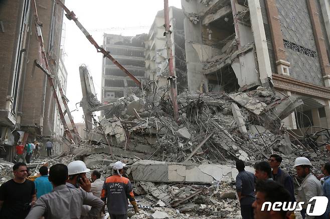 이란 아바단에서 지난 23일 10층짜리 건물이 붕괴해 현재까지 29명이 사망한 것으로 확인됐다. © 로이터=뉴스1 © News1 원태성 기자
