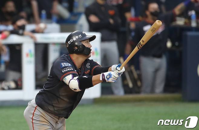 22일 오후 서울 송파구 잠실야구장에서 열린 '2021 신한은행 SOL KBO리그' 두산 베어스와 한화 이글스의 경기 4회초 1사 만루 상황 한화 하주석이 두산 이영하를 상대로 만루홈런을 치고 있다. 2021.8.22/뉴스1 © News1 임세영 기자