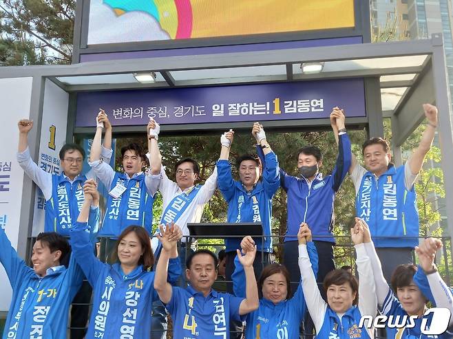 김원기 더불어민주당 의정부시장 후보가 김동연 도지사 후보 등과 함께 의정부 민락역에서 지지를 호소하는 모습 © 뉴스1