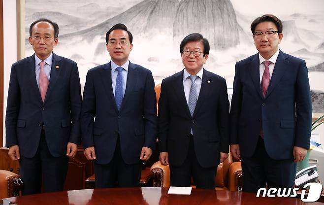 박병석 국회의장(오른쪽 두 번째)과 박홍근 더불어민주당 원내대표, 권성동 국민의힘 원내대표, 추경호 경제부총리 겸 기획재정부 장관이 29일 오전 서울 여의도 국회의장실에서 열린 추경안 관련 회동에서 기념 촬영을 하고 있다. (공동취재) 2022.5.29/뉴스1 © News1 이재명 기자