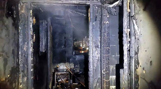 28일 새벽 1시쯤 동대문구 모텔에서 화재가 발생해 약 한 시간 만에 진압됐다. 22.5.28/뉴스1 (동대문소방서 제공)© 뉴스1