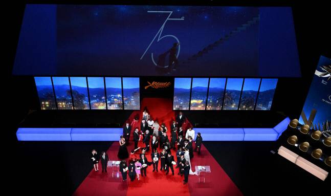 제75회 칸 영화제 수상자들이 모여 기념사진을 촬영하고 있다. AFP연합뉴스.<저작권자(c) 연합뉴스, 무단 전재-재배포 금지>