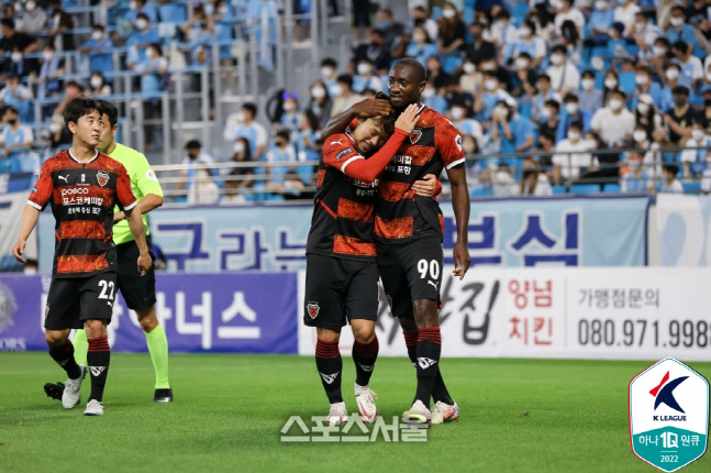 K리그 데뷔골을 넣은 모세스(오른쪽에서 첫 번째). 제공 | 한국프로축구연맹