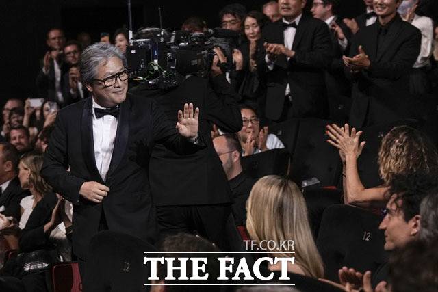 28일(현지시간) 프랑스 칸 뤼미에르 대극장에서 열린 제 75회 칸 영화제 시상식에서 박찬욱 감독은 영화 '헤어질 결심'으로 감독상을 받았다. /칸=AP.뉴시스
