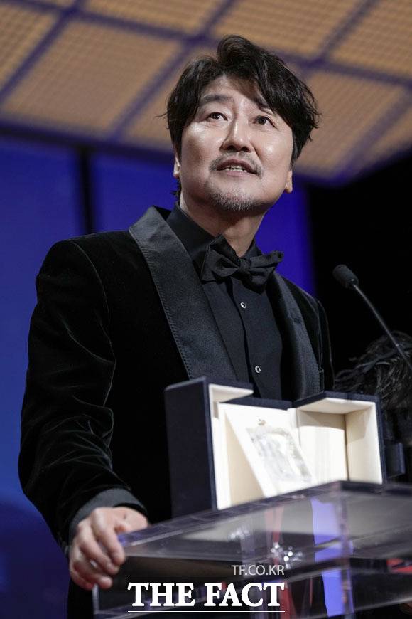 칸 영화제 남우주연상을 수상한 송강호가 소감을 전하고 있다. /칸=AP.뉴시스