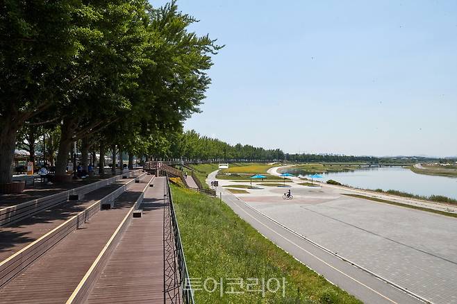 곡교천에 잘 조성된 데크 시설./사진=아산시