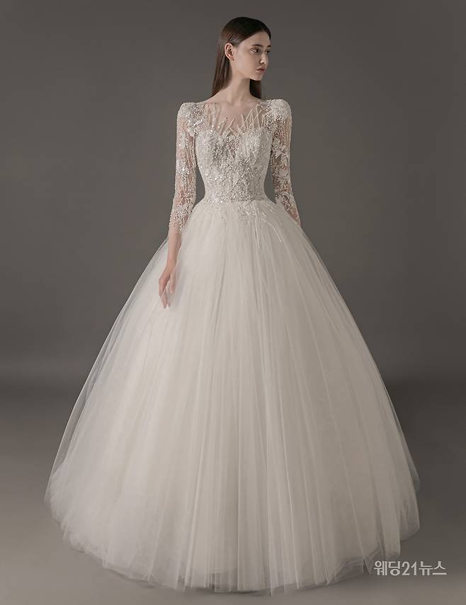 사진 : 웨딩드레스 디케웨딩,&nbsp;디렉터 김미경,&nbsp;포토그래퍼 장웅(소르아 스튜디오),&nbsp;모델 안젤리나,&nbsp;헤어 코코미카(헤어 유하, 메이크업 경미),&nbsp;제품협찬 수야