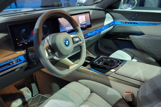 BMW 신형 7시리즈 실내 앞좌석. 운전석 계기판은 증강현실기술이 적용된 디스플레이다.＜사진제공:BMW코리아＞