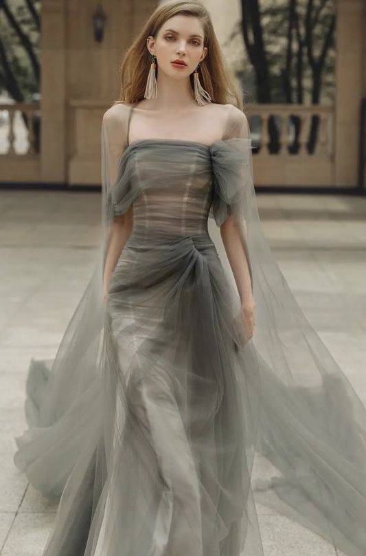 아이유가 지난 26일 칸 영화제 레드카펫에 입고 등장한 '엔조최재훈' 드레스 /엔조최재훈 인스타그램