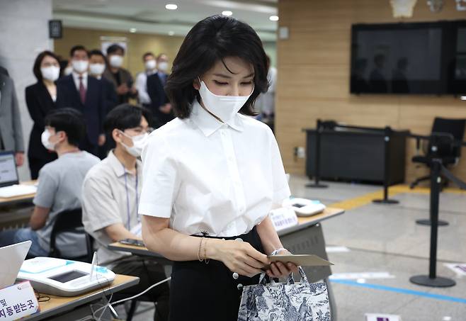 윤석열 대통령 부인 김건희 여사가 지난  27일 용산구의회에 마련된 제8회 전국동시지방선거·국회의원 보궐선거 사전투표소에서 투표를 하기 위해 기표소로 향하고 있다. /뉴스1