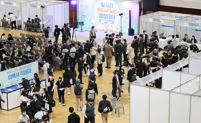 10일 대전 한밭체육관에서 열린 '2022학년도 DJ(Dream&Job) 일자리 NEW 365 매칭데이'채용박람회에서 학생들이 채용 상담을 받기 위해 차례 기다리고 있다./ 뉴스1