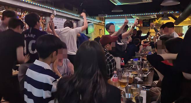 29일 오전 5시 마포구 노고산동에 위치한 축구펍을 찾은 팬들이 중계방송에서 선수가 골을 넣자 환호하고 있다./민영빈 기자