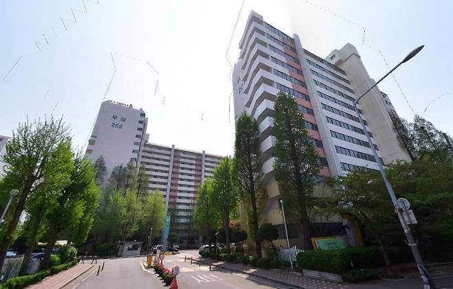 대우건설은 지난 28일 신길우성2차·우창아파트 재건축 정비사업에 시공사로 선정, 올해 첫 도시정비사업 수주에 성공했다고 29일 밝혔다. 사진은 신길우성2차아파트 전경. /네이버지도 캡처