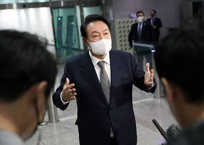 윤석열 대통령이 지난 27일 오전 서울 용산 대통령실 청사로 출근하며 기자들과 문답을 진행하고 있다. /뉴스1