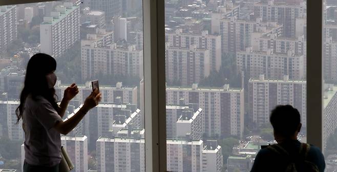 29일 서울 송파구 롯데월드타워 전망대 서울스카이에서 바라본 서울 시내 아파트 모습. /뉴스1